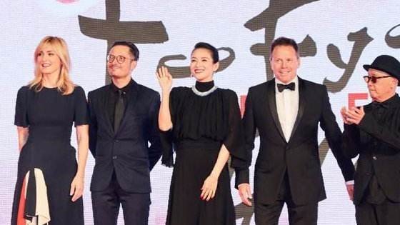 章子怡怀着孕走红毯，手捂大孕肚姿态很优雅，被称最美孕妇的原因在哪里？