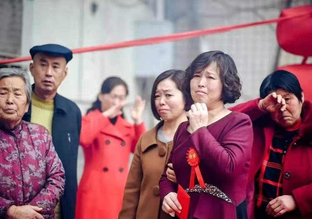 潍坊新娘坐婚房,老奶奶集体趴窗围观,这是个什么样的画面?