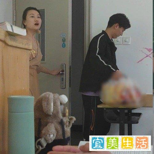 新婚老师课上发奶茶查出逃课学生