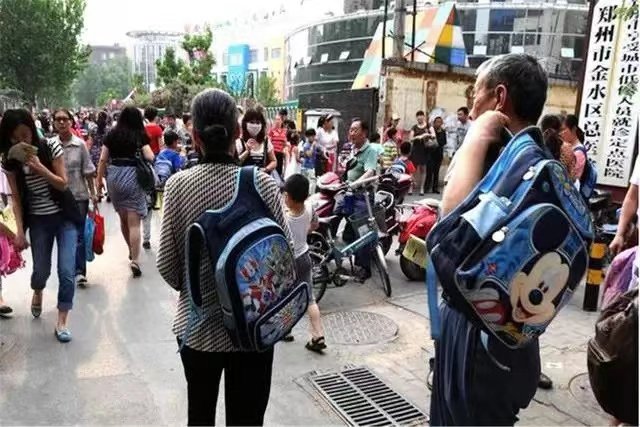 东营一店主着急送孩子误把顾客锁店里,你对此有何看法?