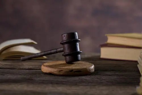 云南一父亲将就医途中死亡的儿子弃尸荒草丛，其行为如何定性？