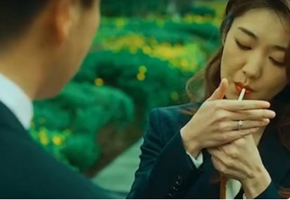 人潮汹涌抽烟女是谁？