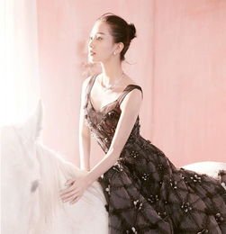 刘诗诗黑天鹅封面大片释出,细带长裙大秀美背细腰气质佳,哪一套最好看?
