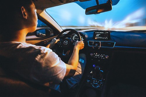 特斯拉内捡烟头整车报废,开车该不该禁烟?