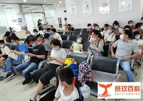 女生肺叶变白妈妈拒住院:耽误功课,吃点退烧药就回去上课!
