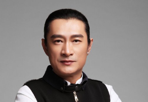 “爱情两个字好辛苦”是哪首歌的歌词？