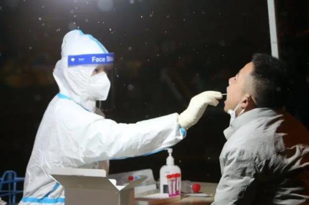 先后为26人代做核酸,金山一男子被处行政拘留,给予了我们哪些警示?