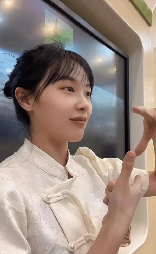 “挖呀挖”黄老师回家躲避舆论:系专职特色老师,更有知情人透露:挖呀挖黄老师无教师证上岗
