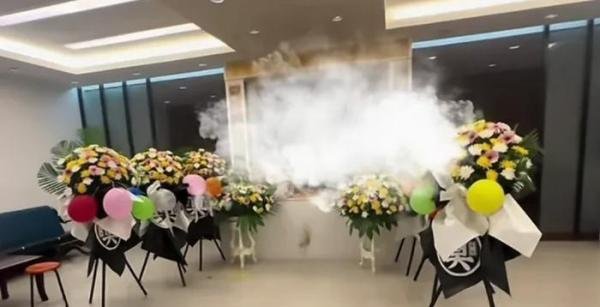 济南殡仪馆8个花篮收费13800元!评论区炸锅,官方介入调查