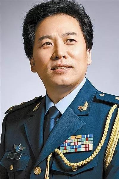 出生于辽宁省锦州市，中国男中音歌唱家，国家一级演员佟铁鑫