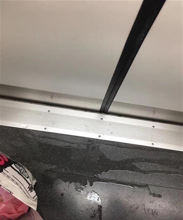 男童地铁小便:孩子行为关键看家长教育