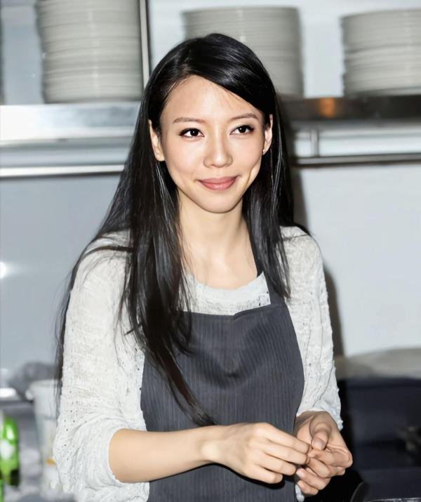 李靓蕾之母李瑶敏:女儿“万字屠宏”,母亲往事却成为最大黑点!