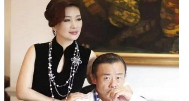 42岁美女胡洁身价高达上亿,却为何要嫁给二婚的周立波?