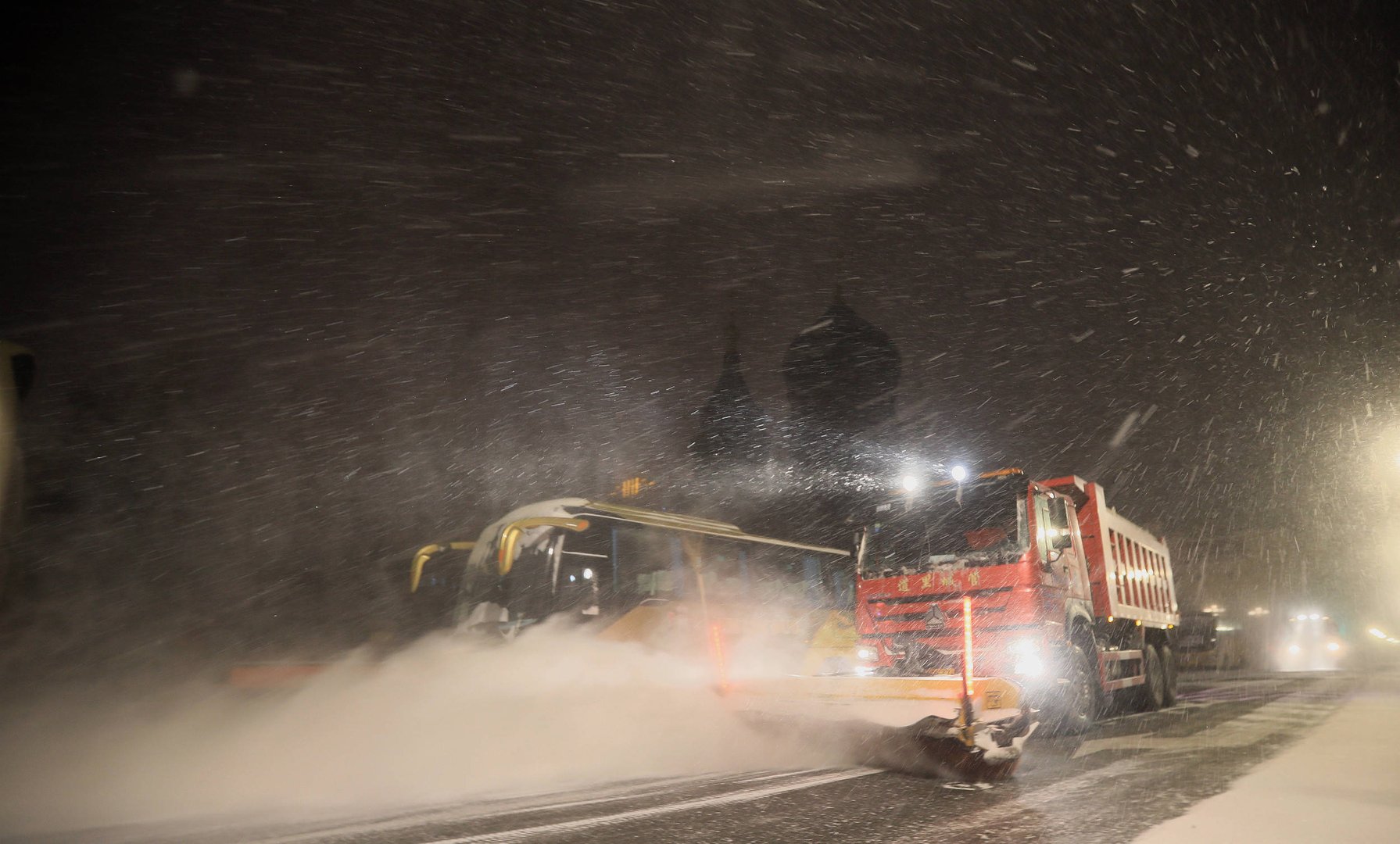 哈尔滨暴雪过后又来冻雨，市民出行需要注意哪些问题？