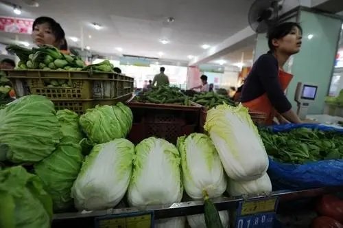 上海男子买2颗白菜93元,菜市场是如何回应这件事的?