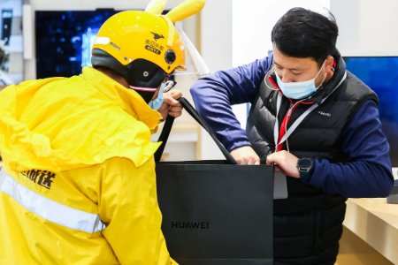 掐脖子撞头!女子因将电梯“按上去”惨遭骑手暴打!此事谁之过?