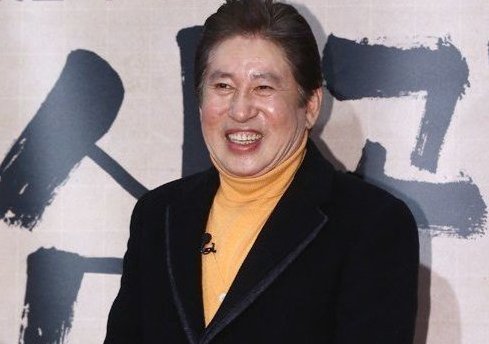 韩国艺人河正宇父亲金勇健要求小39岁女友打胎被诉,原告的诉求是什么?