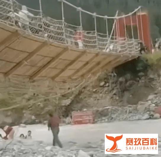 新疆景区吊桥桥索断裂倾侧,酿5死24伤,“有人被河水冲走”