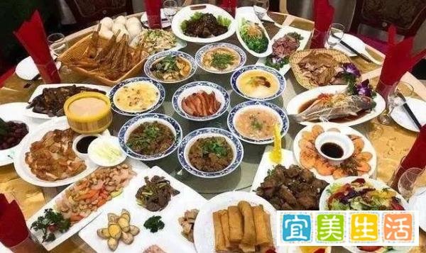 女子广西旅游偶遇婚宴,随礼200元吃席被赞社牛,当事人:进门前其实犹豫了很久!