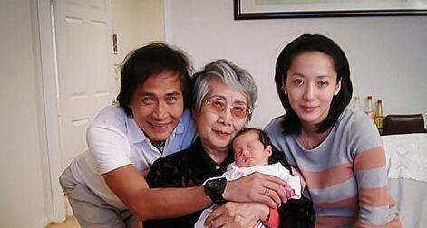 齐秦31岁儿子近照，比现任妻子小一岁，娇妻不介意还带继子如宝