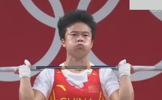 东京奥运会,侯志慧为什么会穿上2016年的队服参加举重比赛?
