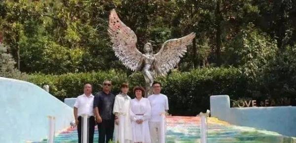 停止网暴!李玟雕像落成“烈士陵园”,被网友炮轰,官方马上回应