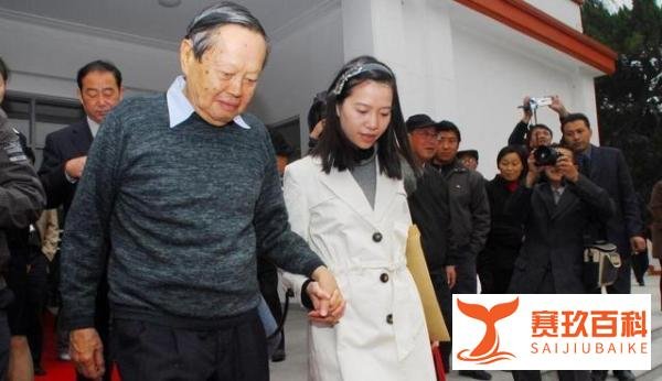 102 岁杨振宁月工资曝光！翁帆为何说：这点钱还不够我买口红？