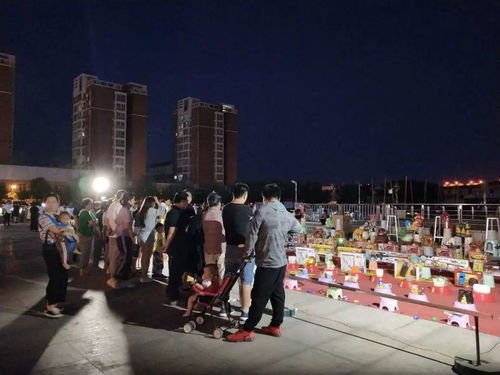 上海街头出现市民聚集聊天,这一幕让人恍若隔世,你多久没看到这一幕了?