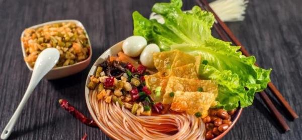 高校食堂禁止堂食螺蛳粉,少数人意见胜利,人性化设置得到学生支持