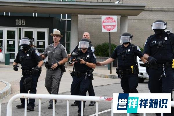 广西防城港一保安持刀杀害2人,案件正在进一步侦办中