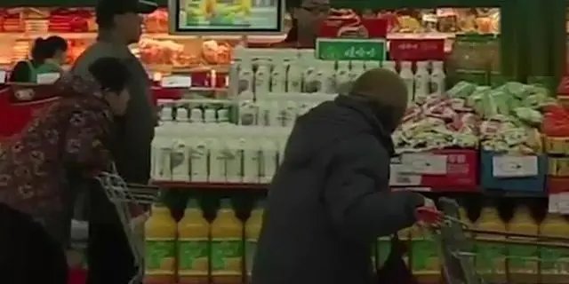男子在超市连拧7瓶饮料看是否中奖,他最后把饮料都买走了吗?
