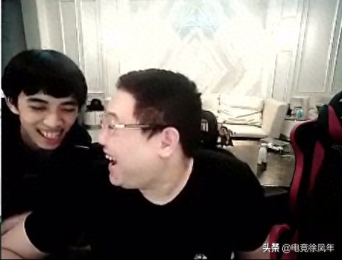 PDD展示八年前“珍藏”，再提鸭脖门事件，这张照片姿态看吐了