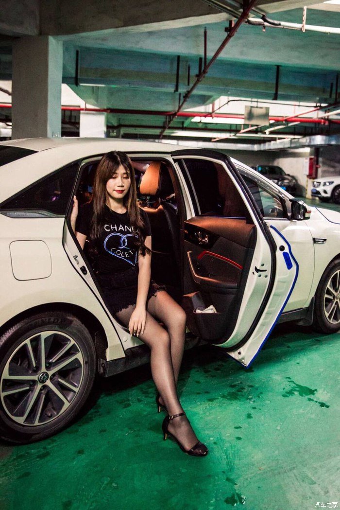 家有贤妻——媳妇当车模，启辰D60，丝袜，香车美女车库秀！！