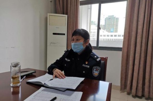 汶川地震时,一名女警给婴儿喂奶被破格升职,后来怎么样了?