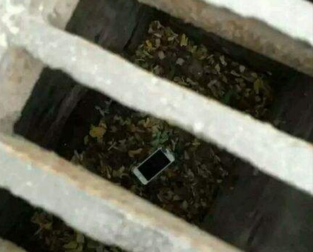 老师给学生加油手机掉进下水道,他为何会如此激动?