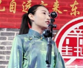 相声女演员王小遒因为一个包袱,直接殴打男演员,王小遒现状如何?