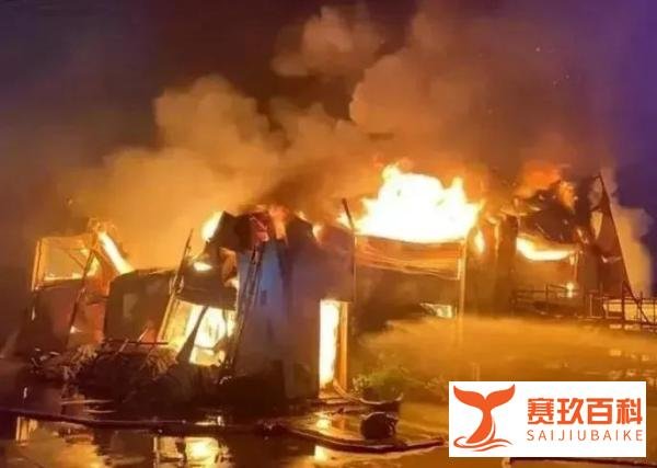 哈尔滨市一工厂发生火灾,现场浓烟升腾伴有明火