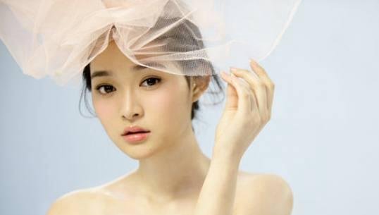 选秀出身，她和赵丽颖同期不同命，为拍戏患上重病，如今美成这样