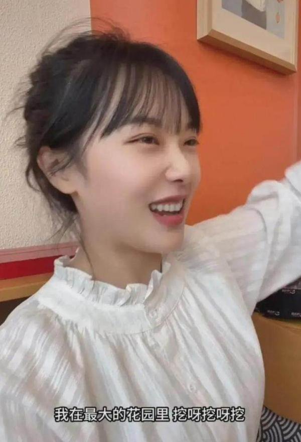 “挖呀挖”黄老师回家躲避舆论:系专职特色老师,更有知情人透露:挖呀挖黄老师无教师证上岗