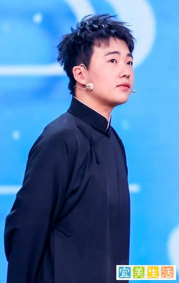 郭麒麟恋情疑似曝光，深夜与女孩在街头亲吻，女方体型高挑很般配