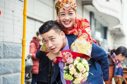成都小伙接亲被要求先打麻将，这习俗是否该抵制？为什么？