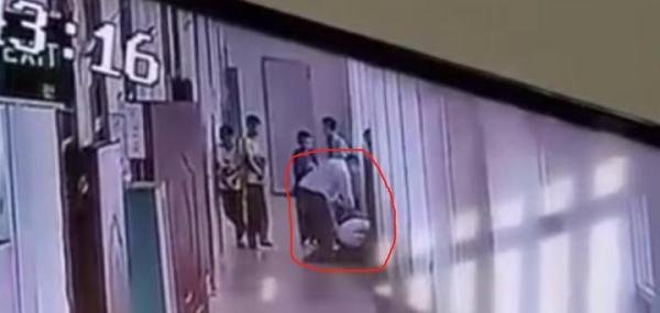 小学老师殴打学生，导致“骨折”，校方回应：确有此事正在协商