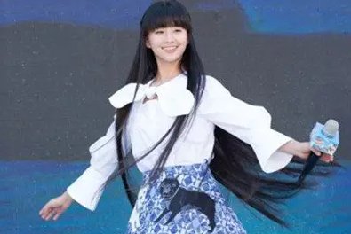 杨丽萍透露小彩旗近况在莎士比亚戏剧学院学导演,你知道小彩旗吗?