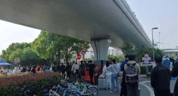上海出现返乡潮了吗?外地人离开上海需要办哪些手续,劝你三思