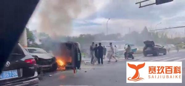 突发，视频实拍车祸现场瞬间，一辆特斯拉遭遇碰撞起火自燃了！