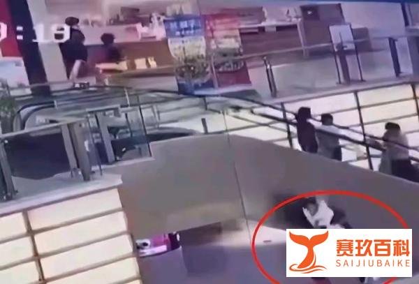 突发!男子在合肥一购物中心坠楼身亡,评论区炸锅!