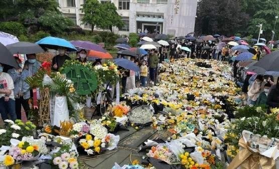 袁隆平遗体告别：倾尽一城花，只为奠一人