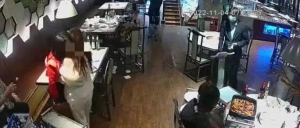 两女子喝酒怕对方溜走用铁链锁一起 这是咋情况？