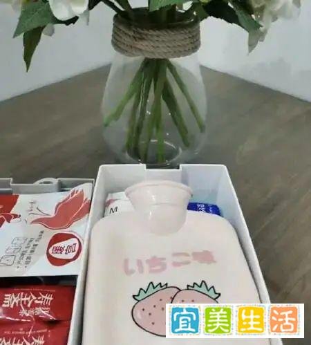 小学女厕现月经提示牌引争议,校方回应