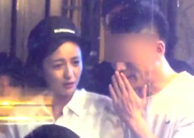 佟丽娅是如何回应牵手神秘男子的？